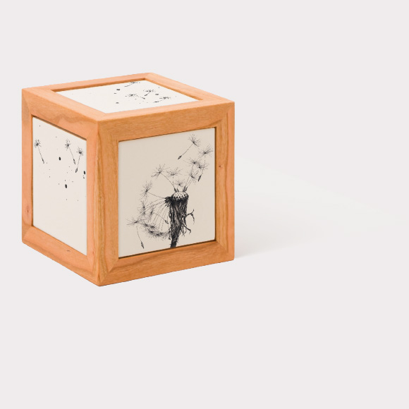 arca - Urne für Kinder, Kirschholz mit Motiv „Pusteblume“
