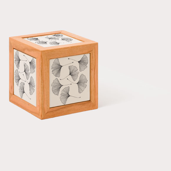 arca - Box piccolo in legno, ciliegio, con motivo “ginkgo“ su ceramica
