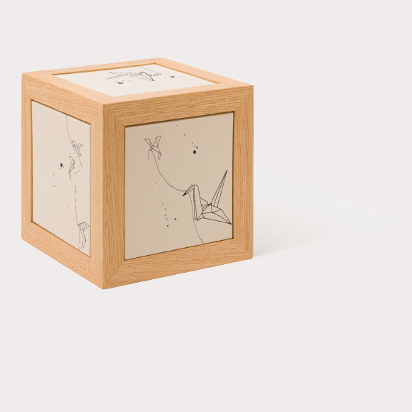 arca - Erinnerungsbox in Eichenholz mit Motiv „Origami-Kraniche“