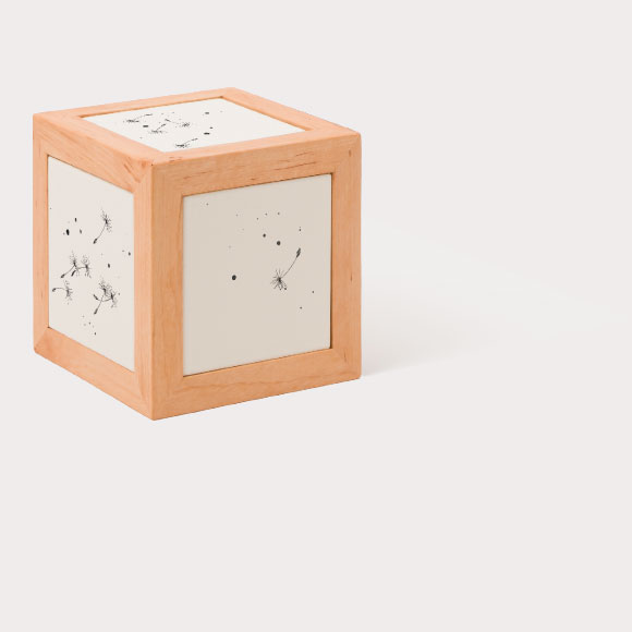 arca - Box in legno di ontano e ceramica cotta. Motivo „dente di leone“