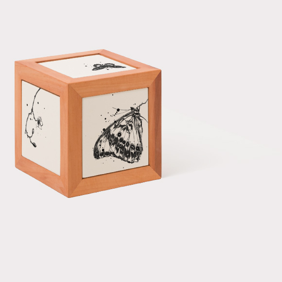 arca - Kleine Urne für Kinder in Holz Birne, Motiv „Schmetterling“