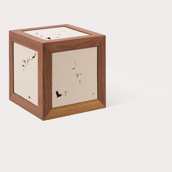 arca - Box in edlem Nussholz mit Motiv „Vogelschwarm“ auf Keramik